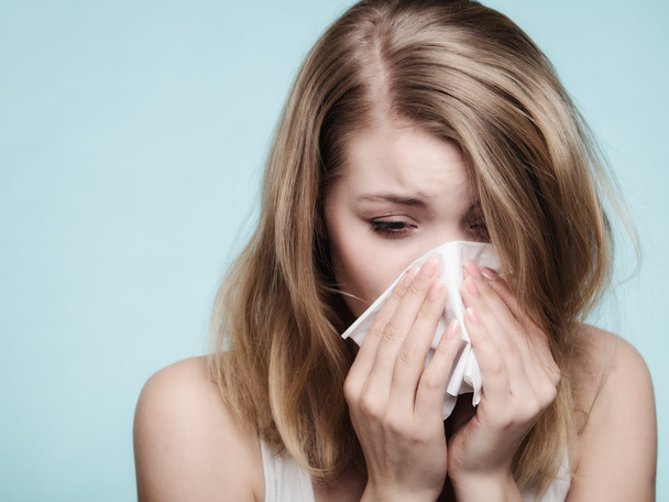 Alergie na chřipku. Nemocná dívka kýchá v kapesníku. Zdraví - Fotografie, Obrázek