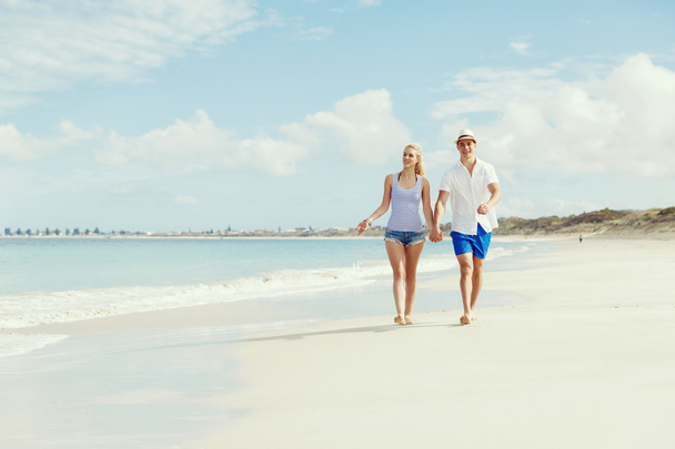 romantyczna młoda para na plaży - Zdjęcie, obraz