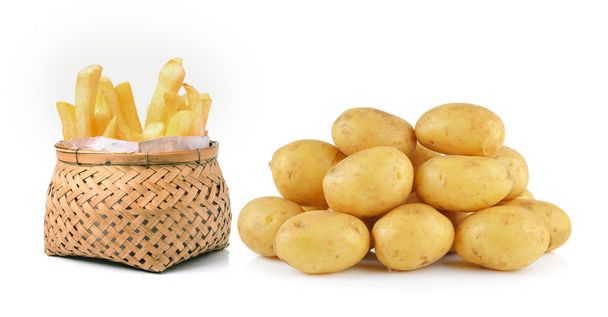  aardappel en Franse frietjes in mand geïsoleerd op witte achtergrond - Foto, afbeelding