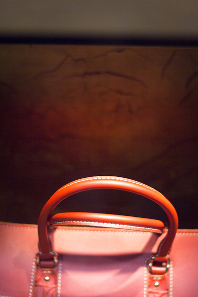 Handtasche im Schaufenster eines Modegeschäfts - Foto, Bild