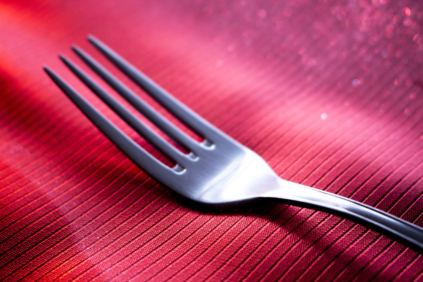Tenedor de acero inoxidable en la mesa de cena
 - Foto, Imagen