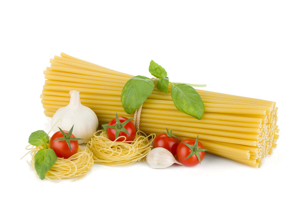 İtalyan makarna, fesleğen, sarımsak ve domates - Fotoğraf, Görsel