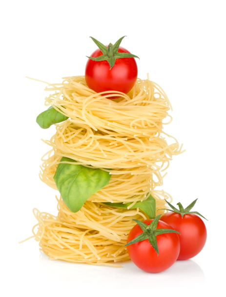 Italiaanse pasta, tomaten en basilicum - Foto, afbeelding