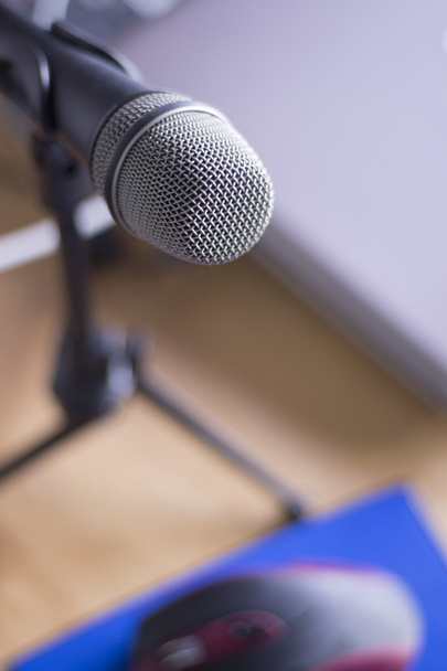 Domowym studio głos mikrofon na stojaku - Zdjęcie, obraz