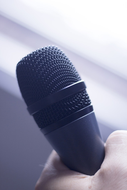 Microphone professionnel tenu en main
 - Photo, image
