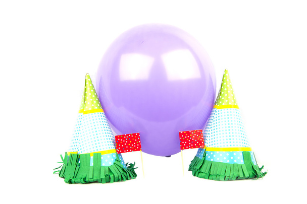 Sombreros de fiesta con globo aislado en blanco
 - Foto, Imagen