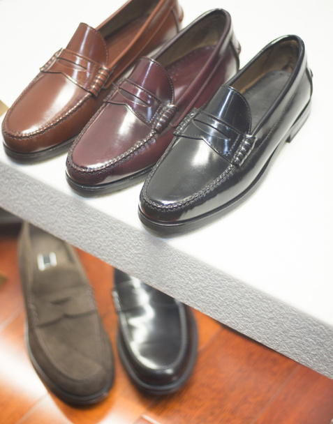 Mannen formele lederen schoenen in opslag - Foto, afbeelding