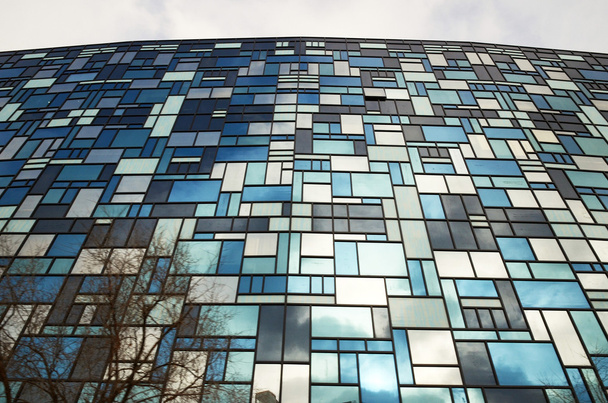 ウランバートルでは近代的なアパートの建物のガラス張りのファサード - 写真・画像