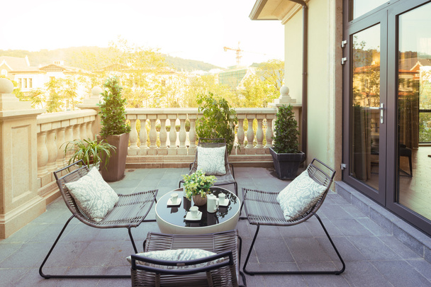 światło słoneczne i stół z krzesłami na balkonie nowoczesne - Zdjęcie, obraz