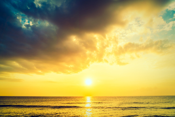 schöner Sonnenaufgang am Strand - Foto, Bild