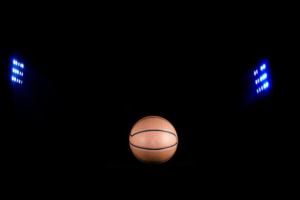Όροφο δικαστήριο μπάσκετ ως αθλητικό, με νυχτερινό φωτισμό  - Φωτογραφία, εικόνα