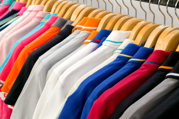 Nouveaux vêtements colorés dans un magasin
. - Photo, image