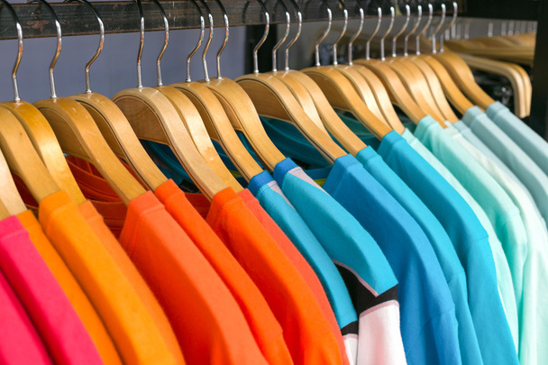 Nowe ubrania kolorowe w sklepie sklep. - Zdjęcie, obraz