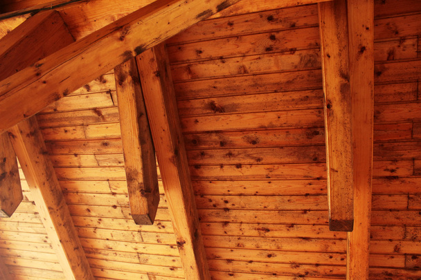 Telhado de madeira treliças
 - Foto, Imagem