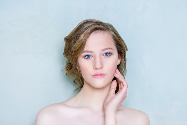 Beauty shooting of the girl on a blue background - Foto, Bild