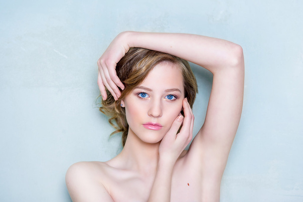 Beauty shooting of the girl on a blue background - Foto, Imagen