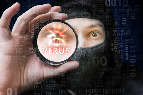 Mascarado hacker anônimo está quebrando código binário com vírus
. - Foto, Imagem