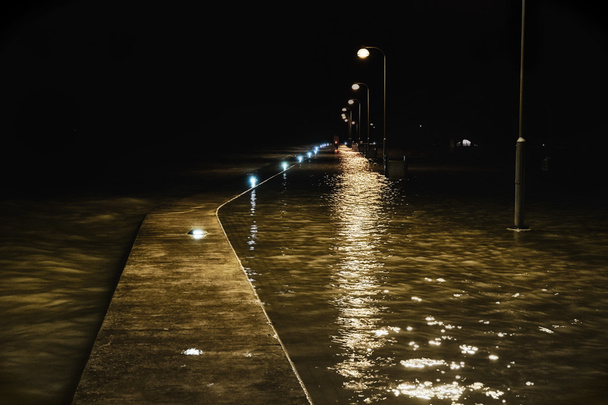 νυχτερινή πλημμύρας σε haapsalu πόλη, Εσθονία - Φωτογραφία, εικόνα