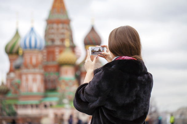 Genç güzel kadın turist üstünde hareket eden telefon fotoğraf çekmek  - Fotoğraf, Görsel