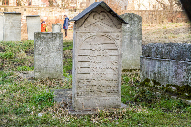 Επιτύμβιες στήλες σε εβραϊκό νεκροταφείο - Φωτογραφία, εικόνα