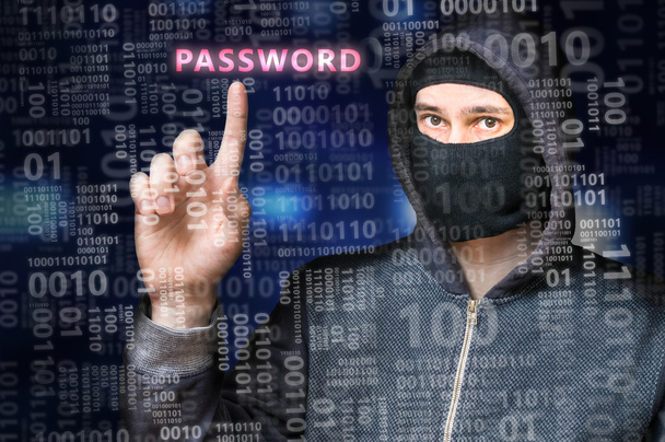 Hacker dans le masque anonyme est à la recherche de mot de passe dans le code binaire
 - Photo, image