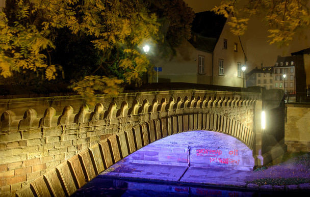 Puente urbano sobre el río Temporada de otoño
 - Foto, Imagen