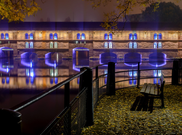 Νύχτα αυτή πόλη του Στρασβούργου, το χώρο περιπάτου μοναχικό παγκάκι το φθινόπωρο του τα φώτα της πόλης - Φωτογραφία, εικόνα