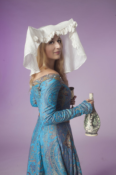 Nobleza medieval con un frasco
 - Foto, imagen