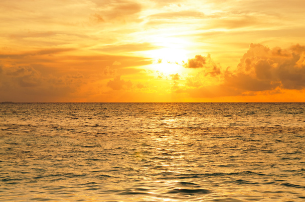 wunderschöner Sonnenuntergang auf den Malediven - Foto, Bild