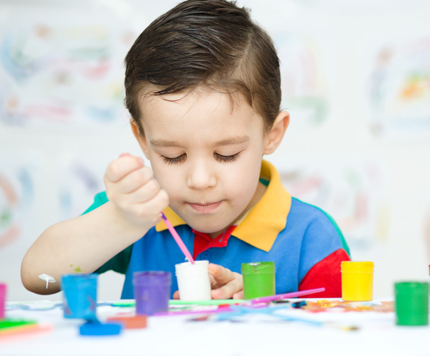 Мальчик играет с красками.
 - Фото, изображение