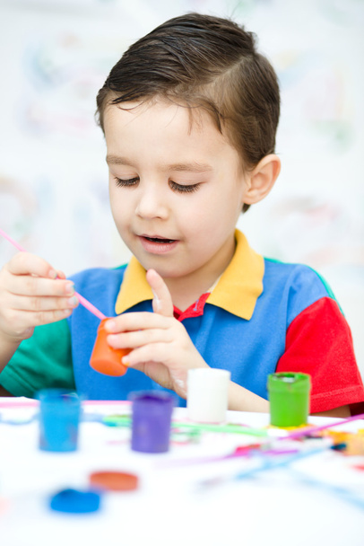 malý chlapec hraje s barvami - Fotografie, Obrázek