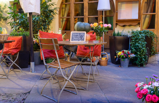 Уличное кафе, меню на столе
 - Фото, изображение