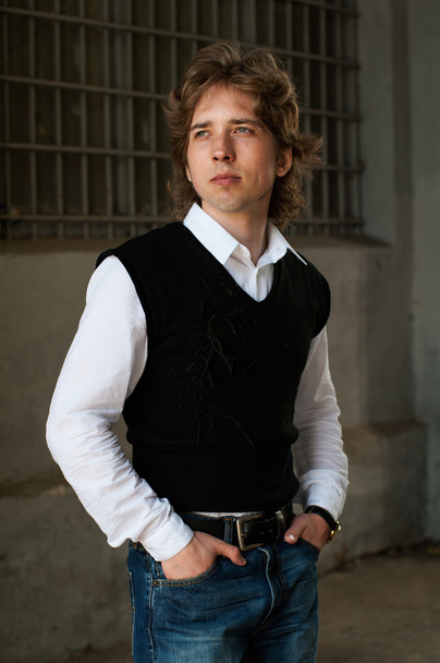 Homem na moda jovem em colete preto
 - Foto, Imagem