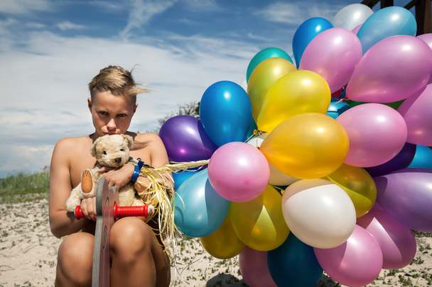 alaston nainen värikkäitä ilmapalloja
 - Valokuva, kuva