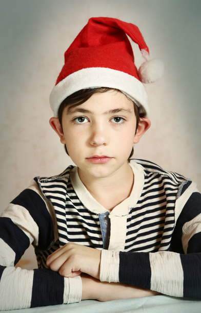 サンタの帽子のプレティーンの少年の肖像画を間近します。 - 写真・画像