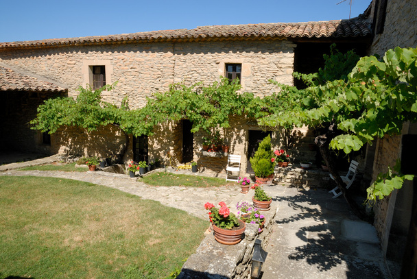 Courtyard of a rural house in the Provence, France - Foto, immagini