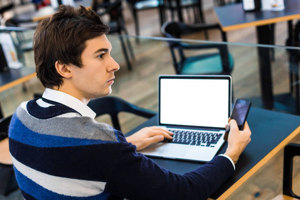 Бізнесмен передній ноутбук з білим екраном
 - Фото, зображення