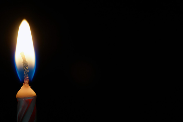 hořící svíčka izolovaných na černém - Fotografie, Obrázek