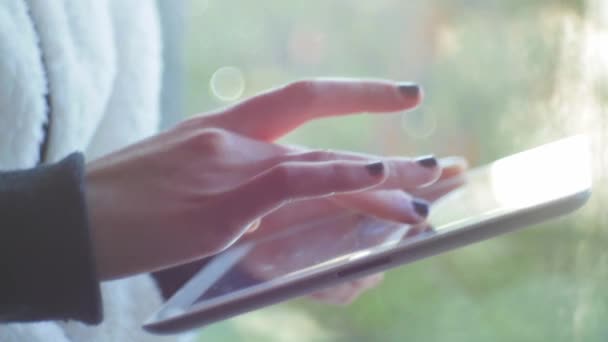 Mädchen am Fenster mit digitalem Tablet - Filmmaterial, Video