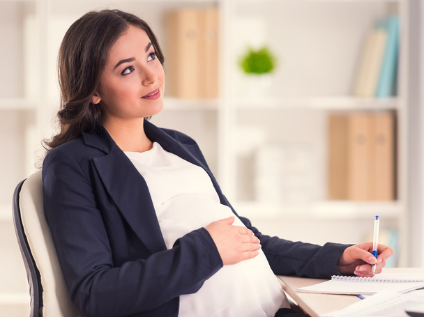 妊娠中のビジネスの女性 - 写真・画像