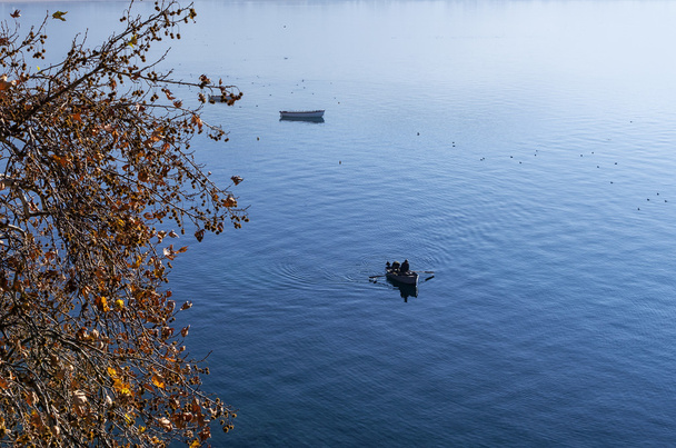 Kaunis syksyn maisema järvessä Ohrid
 - Valokuva, kuva
