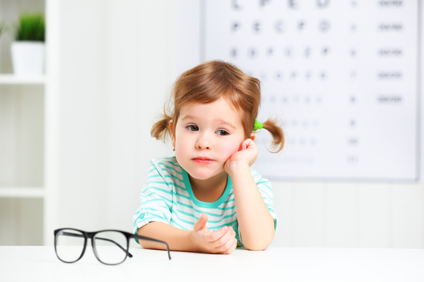 test di visione concettuale. bambina con gli occhiali da vista
 - Foto, immagini