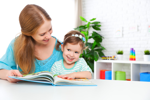 livre de lecture mère et enfant à la maison - Photo, image