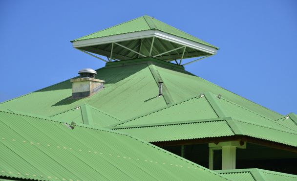 Martinica, primo piano del tetto in lamiera a Sainte Anne in West
  - Foto, immagini
