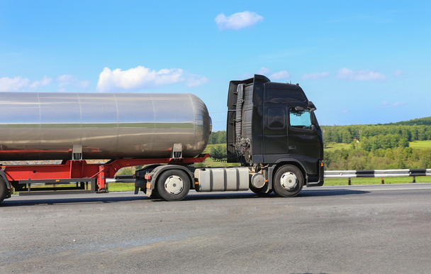 brandstof vrachtwagen op de snelweg - Foto, afbeelding