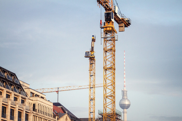Grandes guindastes de construção contra o horizonte em um ambiente urbano com espaço de cópia
 - Foto, Imagem