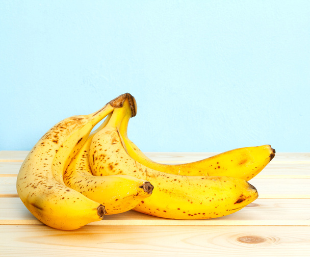 Bananas na mesa
 - Foto, Imagem