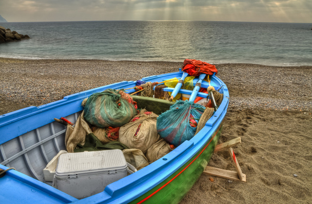 Barca da pesca sulla spiaggia di Atrani (SA)
) - Foto, immagini