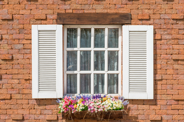 Fenêtre de style européen et pot de fleurs
 - Photo, image
