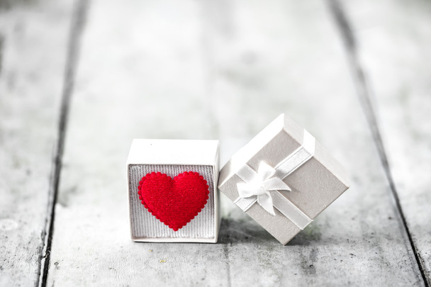 Caja de regalo con corazón en mesa de madera, día de San Valentín
 - Foto, imagen